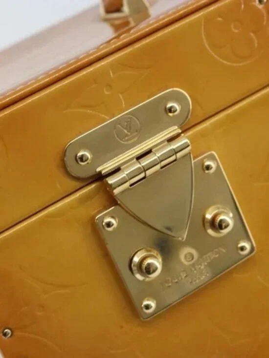 LOUIS VUITTON Monogram Vernis Bleecker Cosmetic Pouch Beige M91002 Auth 173131 - Picture 11 of 15